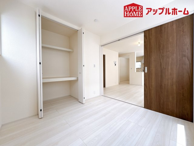 [新築住宅] 鴻巣市松原 3期 全5棟の洋室|広々とした居住空間は日々の暮らしを彩り、心のやすらぎと満足感を与えてくれます。通風と採光を考慮した設計は子供たちはのびのび育ち、家族でくつろぎと団らんを生み出します。