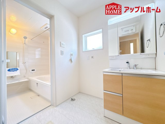 [新築住宅] 鴻巣市松原 3期 全5棟の独立洗面台|ゆとりの洗面スペースで朝の身支度も快適スムーズに。３面鏡で髪のセットやお化粧もストレスなくこなせ、朝から気分良く通勤通学に向かえそうですね！鏡の裏にはたっぷりと収納スペースを標準装備