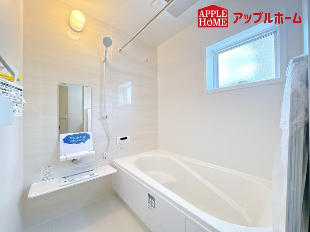 [新築住宅] 鴻巣市松原 3期 全5棟の浴室|窓付きのバスルームは、採光もあり明るく気持ちの良い空間です。窓があることで、換気環境も良好。掃除もスムーズに出来ます