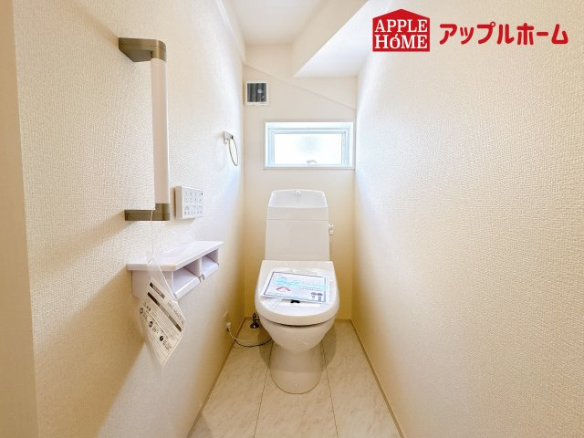[新築住宅] 鴻巣市松原 3期 全5棟のトイレ|白を基調とした清潔感のある明るい空間。温水洗浄便座付きで、毎日快適・清潔に使用できます。操作しやすい壁面リモコンを採用しています。