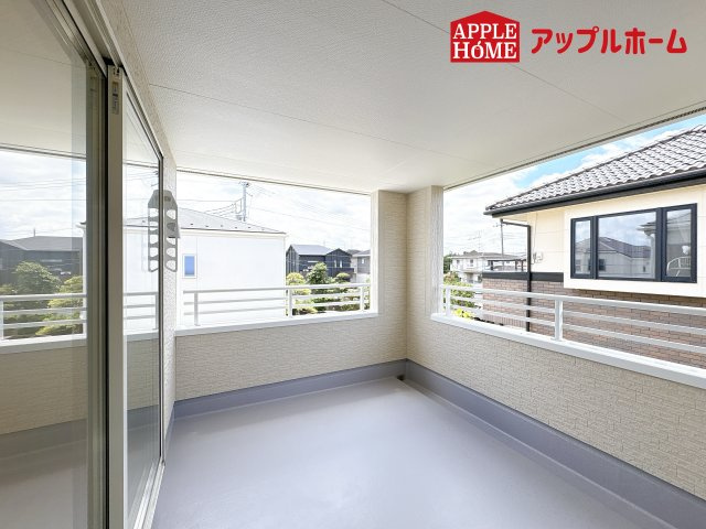 [新築住宅] 鴻巣市松原 3期 全5棟のバルコニー|インナーバルコニーで突然の雨でも安心♪直射日光を防げるので、紫外線を気にせず自然の光や風を感じながら日光浴もできちゃいます♪