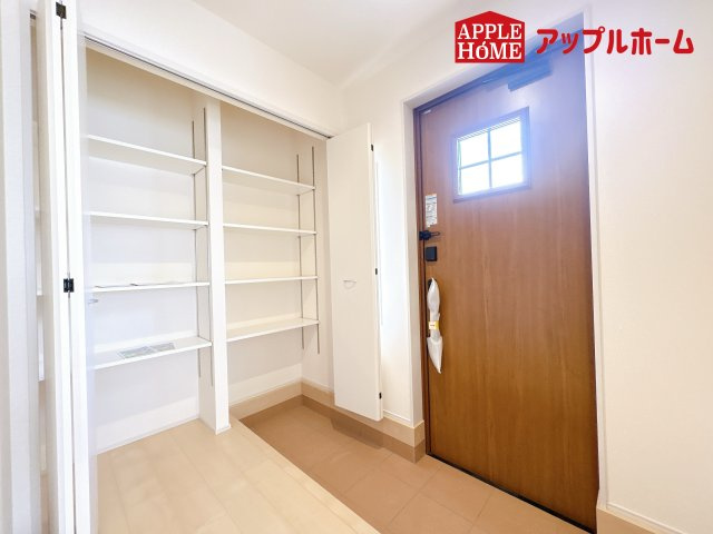 [新築住宅] 鴻巣市松原 3期 全5棟の玄関|住まう人も来客も入った時にワクワクさせてくれるオシャレな玄関♪収納もたっぷりあるので、靴がたくさんあっても安心！