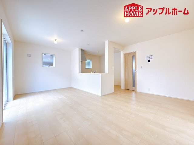 [新築住宅] 鴻巣市松原 3期 全5棟の居間・リビング|窓から差し込む光で家族を温かく包み込みます。明るいリビングで子育てする喜びを☆いつでも見学可能です！