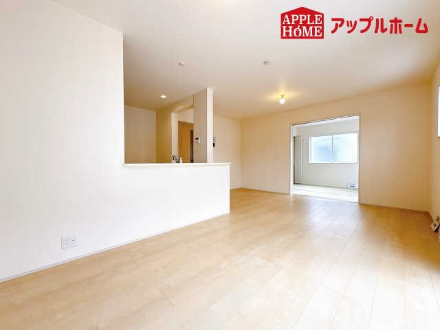[新築住宅] 鴻巣市松原 3期 全5棟の居間・リビング|広々リビング×対面キッチンで家族の会話も弾みます♪家族団らんの秘訣は間取りにあり☆夢のマイホームを一緒に叶えましょう！