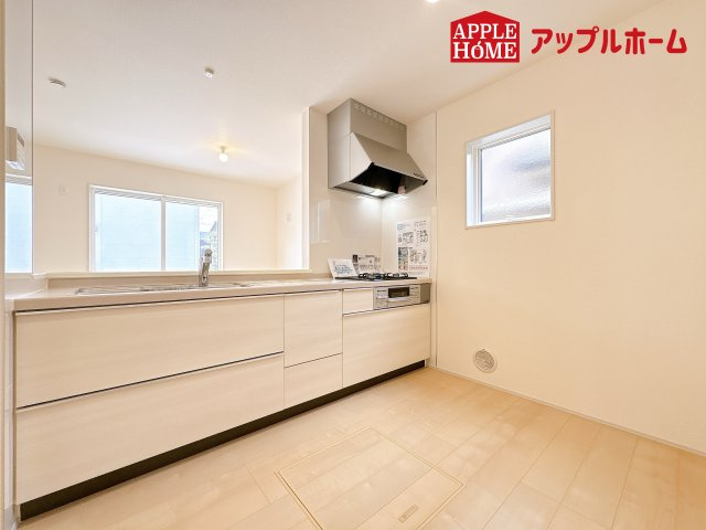 [新築住宅] 鴻巣市松原 3期 全5棟のキッチン|対面式キッチンは、家族のコミュニケーションを育み、子育て家族にも好適なプラン！リビングで寛ぐご家族をいつも感じられます♪会話を楽しみながら家事ができ、小さいお子様がいても安心です！