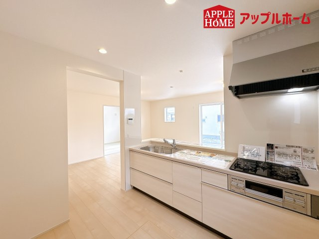 [新築住宅] 鴻巣市松原 3期 全5棟のキッチン|見栄えもよくお手入れもスムーズに出来ます。豊富な収納力もございますので、キッチンスペースをスッキリとお使い頂けそうです。