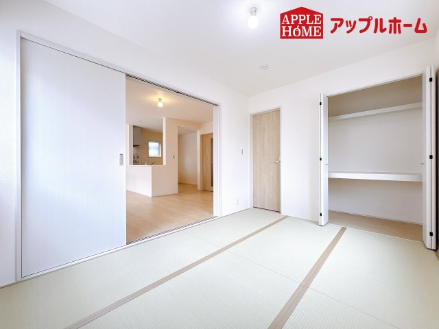 [新築住宅] 鴻巣市松原 3期 全5棟の和室|広々とした居住空間は日々の暮らしを彩り、心のやすらぎと満足感を与えてくれます。通風と採光を考慮した設計は子供たちはのびのび育ち、家族でくつろぎと団らんを生み出します。
