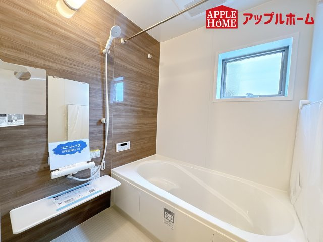 [新築住宅] 鴻巣市松原 3期 全5棟の浴室|窓付きのバスルームは、採光もあり明るく気持ちの良い空間です。窓があることで、換気環境も良好。掃除もスムーズに出来ます