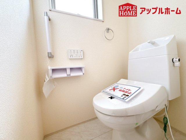 [新築住宅] 鴻巣市松原 3期 全5棟のトイレ|白を基調とした清潔感のある明るい空間。温水洗浄便座付きで、毎日快適・清潔に使用できます。操作しやすい壁面リモコンを採用しています。