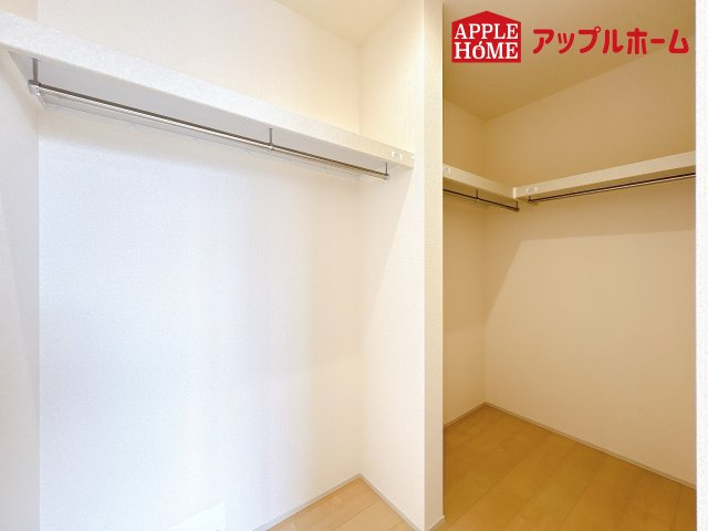 [新築住宅] 鴻巣市松原 3期 全5棟の収納|お洋服を大切にされる方に大変喜ばれる、ウォークインクローゼット。お洋服以外にも掃除機やスーツケースなどを一箇所に集約できるのは魅力ですね！扉が一箇所ですので、お部屋の見た目にもスッキリ！