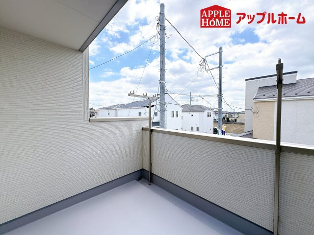 [新築住宅] 鴻巣市松原 3期 全5棟のバルコニー|奥行を広めに取ったバルコニー♪家族分の洗濯物もしっかり干せます。日当たりも良く、毎日のお洗濯が楽しくなりそう♪