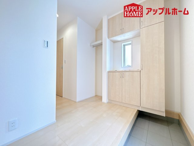 [新築住宅] 鴻巣市松原 3期 全5棟の玄関|住まう人も来客も入った時にワクワクさせてくれるオシャレな玄関♪収納もたっぷりあるので、靴がたくさんあっても安心！