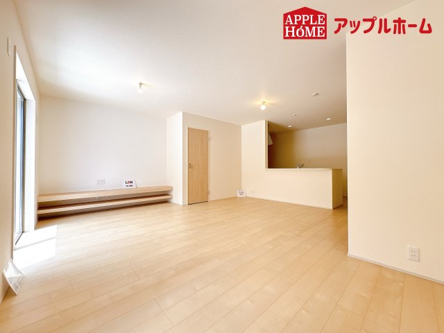[新築住宅] 鴻巣市松原 3期 全5棟の居間・リビング|窓から差し込む光で家族を温かく包み込みます。明るいリビングで子育てする喜びを☆いつでも見学可能です！