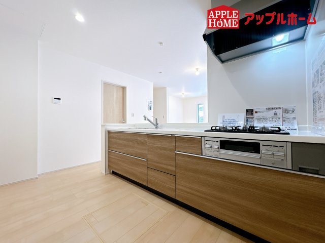 [新築住宅] 鴻巣市松原 3期 全5棟のキッチン|対面式キッチンは、家族のコミュニケーションを育み、子育て家族にも好適なプラン！リビングで寛ぐご家族をいつも感じられます♪会話を楽しみながら家事ができ、小さいお子様がいても安心です！