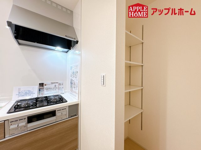 [新築住宅] 鴻巣市松原 3期 全5棟のキッチン|見栄えもよくお手入れもスムーズに出来ます。豊富な収納力もございますので、キッチンスペースをスッキリとお使い頂けそうです。