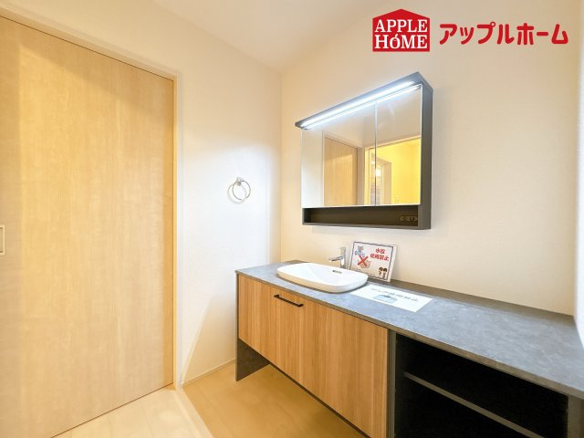 [新築住宅] 鴻巣市松原 3期 全5棟の独立洗面台|ゆとりの洗面スペースで朝の身支度も快適スムーズに。３面鏡で髪のセットやお化粧もストレスなくこなせ、朝から気分良く通勤通学に向かえそうですね！鏡の裏にはたっぷりと収納スペースを標準装備