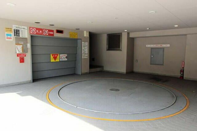 コンフォリア原宿の駐車場