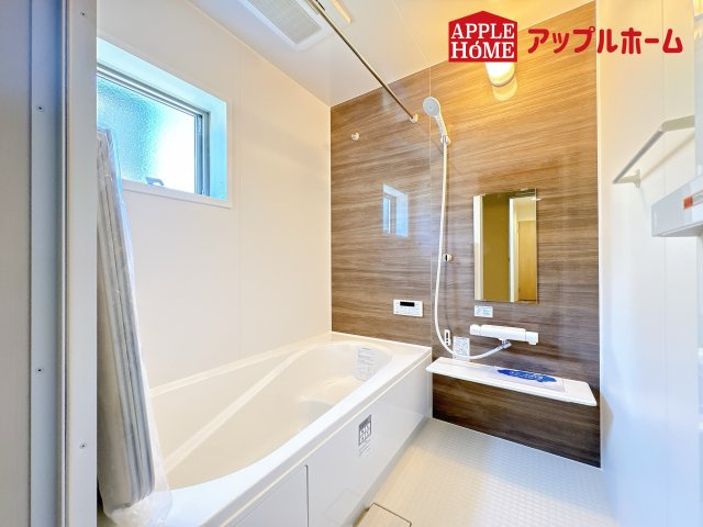 [新築住宅] 鴻巣市神明 第4 全1棟の浴室|窓付きのバスルームは、採光もあり明るく気持ちの良い空間です。窓があることで、換気環境も良好。掃除もスムーズに出来ます