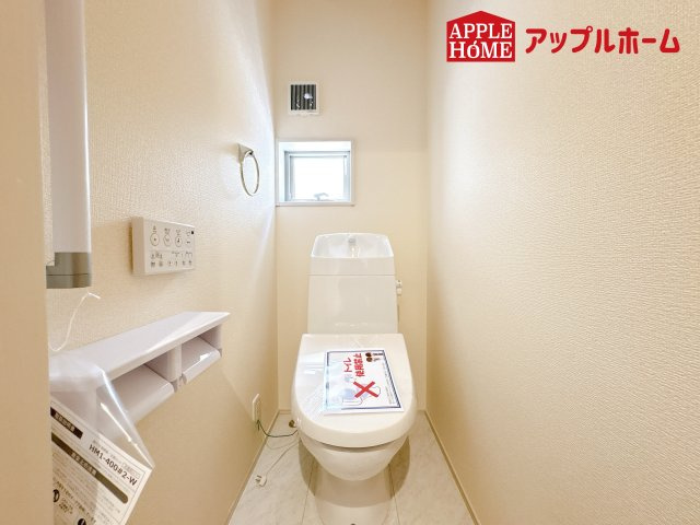 [新築住宅] 鴻巣市神明 第4 全1棟のトイレ|白を基調とした清潔感のある明るい空間。温水洗浄便座付きで、毎日快適・清潔に使用できます。操作しやすい壁面リモコンを採用しています。
