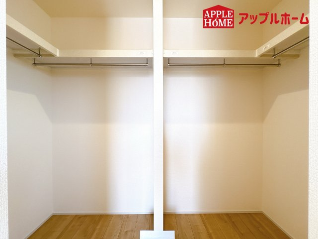 [新築住宅] 鴻巣市神明 第4 全1棟の収納|お洋服を大切にされる方に大変喜ばれる、ウォークインクローゼット。お洋服以外にも掃除機やスーツケースなどを一箇所に集約できるのは魅力ですね！扉が一箇所ですので、お部屋の見た目にもスッキリ！