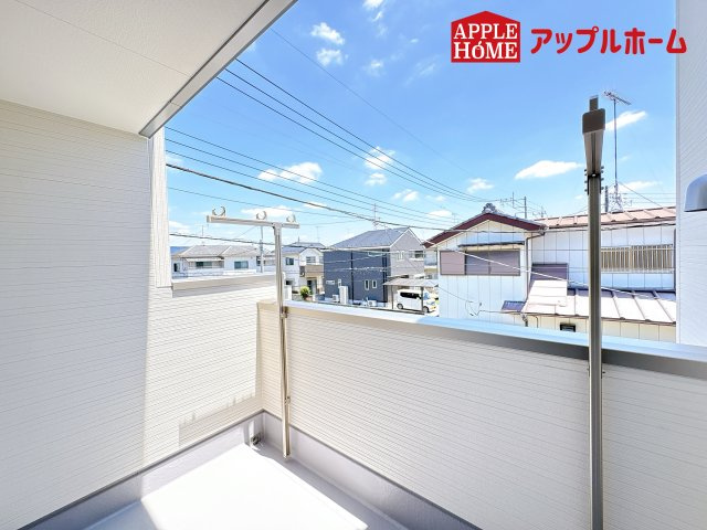 [新築住宅] 鴻巣市神明 第4 全1棟のバルコニー|家族分の洗濯物もしっかり干せます。日当たりも良く、毎日のお洗濯が楽しくなりそう♪お布団は手軽に干せていつもポカポカに☆