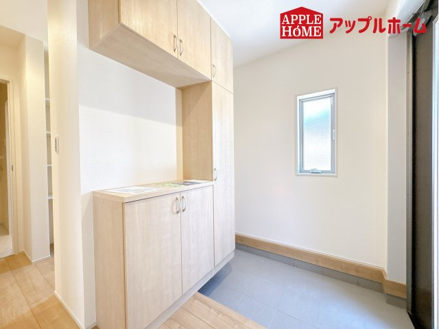 [新築住宅] 鴻巣市神明 第4 全1棟の玄関|住まう人も来客も入った時にワクワクさせてくれるオシャレな玄関♪収納もたっぷりあるので、靴がたくさんあっても安心！