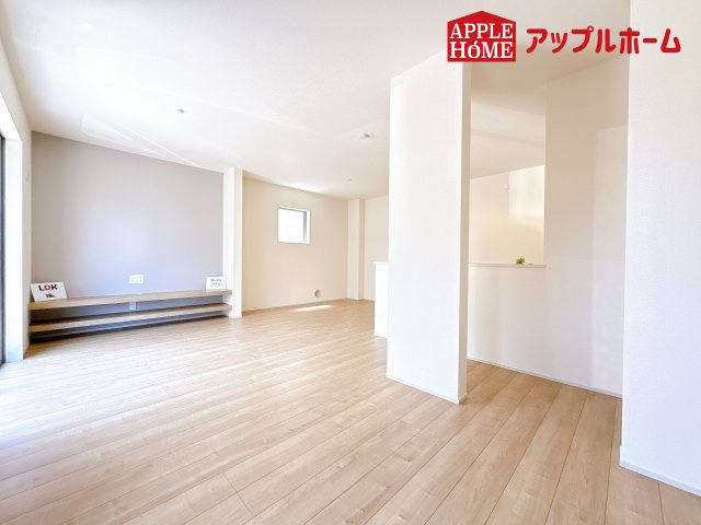 [新築住宅] 鴻巣市神明 第4 全1棟の居間・リビング|窓から差し込む光で家族を温かく包み込みます。明るいリビングで子育てする喜びを☆いつでも見学可能です！