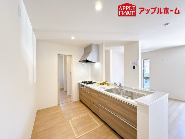 [新築住宅] 鴻巣市神明 第4 全1棟のキッチン|対面式キッチンは、家族のコミュニケーションを育み、子育て家族にも好適なプラン！リビングで寛ぐご家族をいつも感じられます♪会話を楽しみながら家事ができ、小さいお子様がいても安心です！