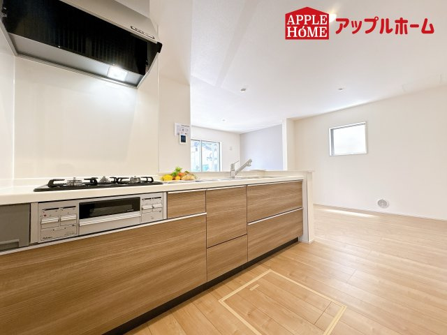 [新築住宅] 鴻巣市神明 第4 全1棟のキッチン|見栄えもよくお手入れもスムーズに出来ます。豊富な収納力もございますので、キッチンスペースをスッキリとお使い頂けそうです。