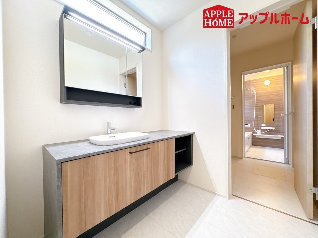 [新築住宅] 鴻巣市神明 第4 全1棟の独立洗面台|ゆとりの洗面スペースで朝の身支度も快適スムーズに。３面鏡で髪のセットやお化粧もストレスなくこなせ、朝から気分良く通勤通学に向かえそうですね！鏡の裏にはたっぷりと収納スペースを標準装備