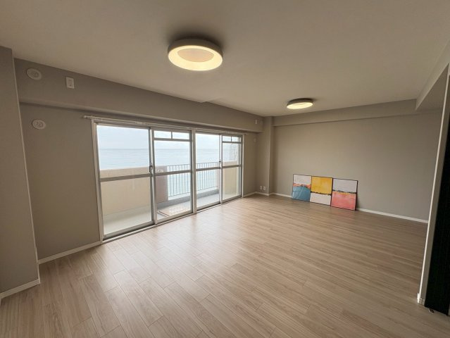 ライオンズマンション舞子の居間・リビング|17.7帖の広々リビングは家具の配置も自由にできます♪
