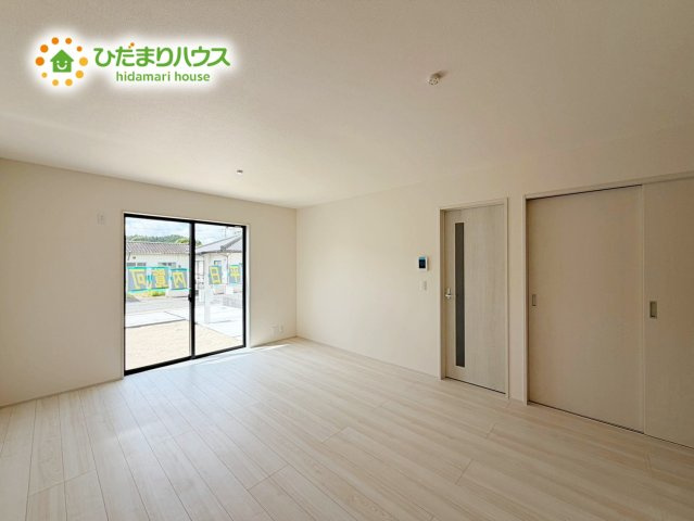いわき市勿来町窪田町通1丁目第1　新築戸建　3号棟の居間・リビング|リビングの大きい窓からの光が入って開放的なレイアウト。明るい色の床なのでどんな家具にもマッチします☆彡