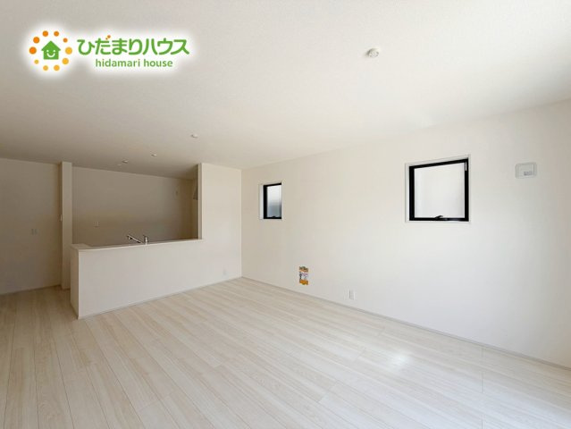 いわき市勿来町窪田町通1丁目第1　新築戸建　3号棟の居間・リビング|リビング・ダイニングは嬉しい二面採光・窓辺からの日差しがあたたかなリビングを演出します( *´艸｀)