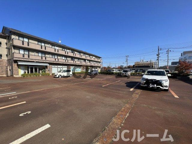 ロイヤルパレス春日山の駐車場