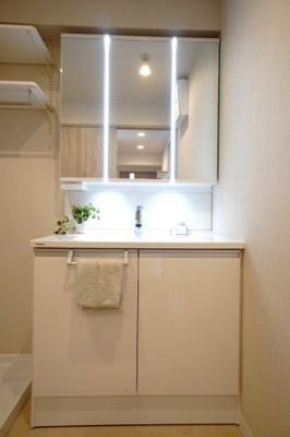 【独立洗面台】 | 【上質リノベ】ダイヤモンドフォーラム五日市皆賀 | 【コスメカウンター】
Panasonic社製！
「美ルックツインラインLED照明」は、
従来の照明より自然な肌の色に見える照明。
肌の色味を美しく引き立て、
洗面ボウルも広くメイクの時間をより素敵に。