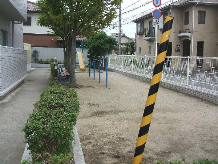 共用スペースに滑り台や鉄棒・ベンチがあります♪子育て世代にも嬉しいですね♪