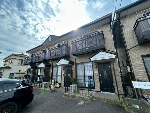 刈谷市井ケ谷町青木のアパートの外観