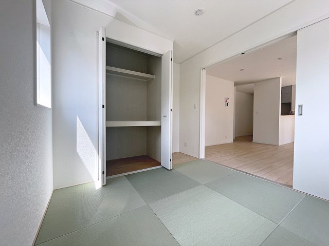 新築戸建・新築建売　福島市南沢又第21　清水小学校・清水中学校の和室|畳のぬくもりが心地いい和室。リビングから見守ることができ、お子様のお昼寝や遊び場に最適です！