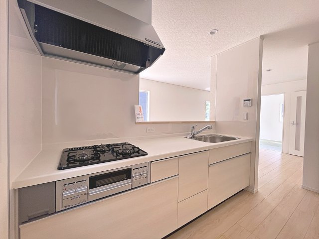 新築戸建・新築建売　福島市南沢又第21　清水小学校・清水中学校のキッチン|カウンター越しに会話が弾み、家族とのつながりを感じられる対面キッチンです！