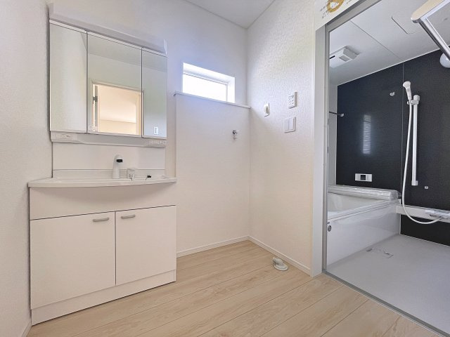 新築戸建・新築建売　福島市南沢又第21　清水小学校・清水中学校の独立洗面台|三面鏡洗面台で朝の身支度もしやすい＆収納力も◎洗面台に物を置かずすっきり清潔に保つことができます！