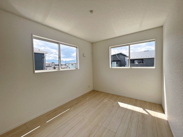 新築戸建・新築建売　福島市南沢又第21　清水小学校・清水中学校の洋室|7帖の洋室は広々としておりご夫婦の主寝室としておすすめです！