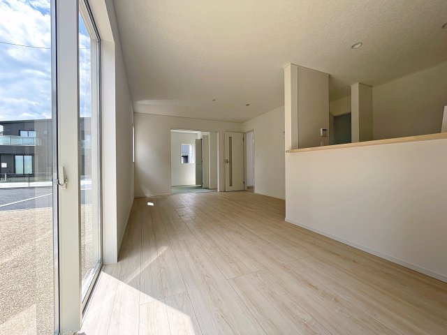 新築戸建・新築建売　福島市南沢又第21　清水小学校・清水中学校の居間・リビング|16帖のLDK　南側の大きな窓から日差しが入り明るいリビングはご家族皆さんの憩いの場です！