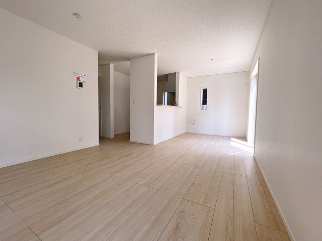 新築戸建・新築建売　福島市南沢又第21　清水小学校・清水中学校の居間・リビング|太陽の日差しが気持ちの良いリビングは広々としているので家具を設置してもゆとりがあります！