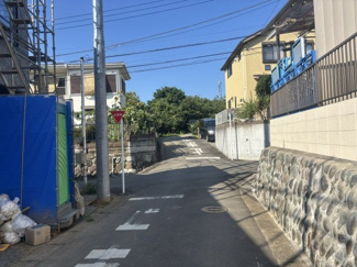 【前面道路含む現地写真】 | 横浜市泉区上飯田町Ⅱ　全2棟 | 前面道路