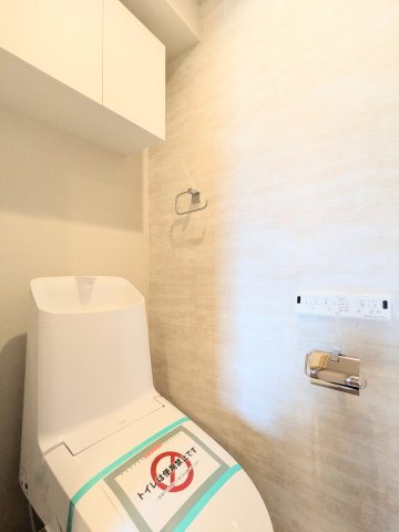 スカーラ台東根岸のトイレ|～吊戸棚付きのトイレ写真～ 消耗品等の収納が可能で便利です！