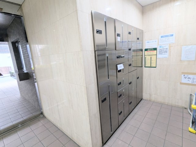 スカーラ台東根岸の設備|～外出が多いご家庭には嬉しい、『宅配ボックス』付きです！～