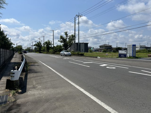 阿見町阿見 土地の前面道路含む現地写真|北東側道路の写真です。撮影方向に進むと阿見地区交番や県立医療大があります。