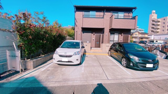 サニーグレイス南山の駐車場