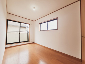 【洋室】 | リスタイル臼井台 | 陽光が差し込む洋室。壁や建具を整備済みで、家具の配置もしやすく多用途に利用可能です！