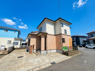 【外観】 | リスタイル臼井台 | 落ち着いた住宅街に佇むリフォーム済み戸建。外観も整えられ、清潔感のある印象。日当たりの良さが魅力の一邸です。前面道路は広めで車の出し入れもスムーズ。室内は設備一新で快適な暮らしを実現！
